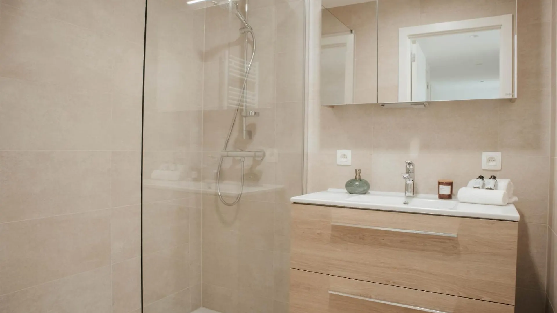 Nieuw Appartement Nabij Het Strand Met Privegarage Oostende Belçika